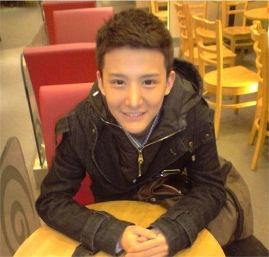 Chàng trai này có tên là Tiểu Xán (tên thật Lư Trác), cao 1m74, nặng 46kg, hiện đang sống tại Trịnh Châu, Hà Nam, Trung Quốc. 