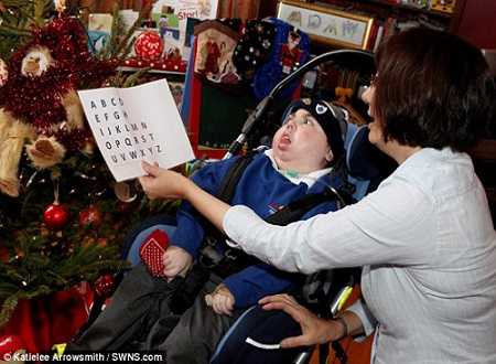 Adam Bojelian kiên nhẫn sáng tác thơ bằng cách nháy mắt