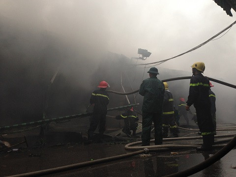 Cháy chợ Nhà Xanh, nhiều tiểu thương trắng tay