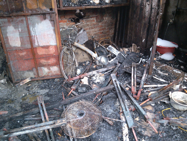 Cháy gần nhà khách La Thành: Mẹ ngồi khóc ngóng con