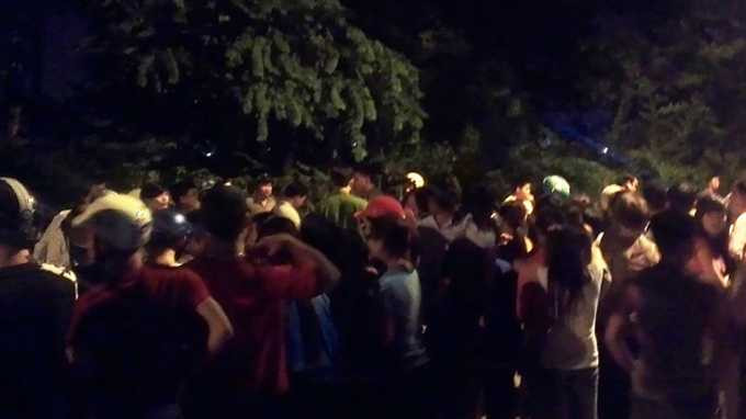 Rất đông người dân tập trung theo dõi vụ việc - Ảnh: Đại Việt