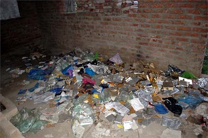Rác ngập bên trong những ngôi biệt thự này.