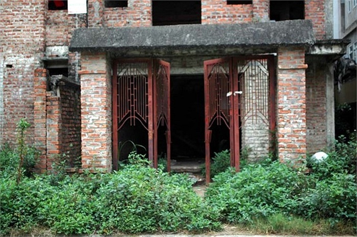 Cửa sắt chờ ngày thay thế.