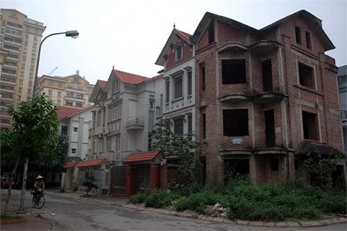 Nhiều người nhìn khu biệt thự tiền tỷ bị bỏ hoang này mà tiếc nuối.