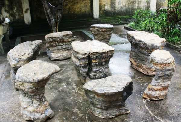 ‘Bộ bàn ghế’ gồm 8 khối đá được phát hiện cùng một chỗ ở dưới lòng đất.