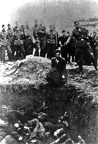 Hình ảnh gây chấn động về cái chết của người Do Thái cuối cùng ở Vinnitsa, Ukraine do bị Đức quốc xã giết hại