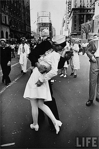 Bức ảnh có tên “Nụ hôn” được Alfred Eisenstaedt chụp năm 1945 ở Quảng trường Thời đại. Đây là thời khắc người Mỹ nghe tin Nhật Bản chính thức đầu hàng Hoa Kỳ, kết thúc Thế chiến II. Người dân nô nức ra đường ăn mừng trong chiến thắng.