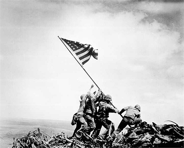 Bức ảnh đoạt giải thưởng Pulitzer của Joe Rosenthal chụp Thủy quân lục chiến Mỹ giơ cao ngọn cờ trên đỉnh núi Suribachi trong trận Iwo Jima ngày 23/2/1945. Hai trong số những người lính trong bức hình đã hi sinh ngay trong trận chiến.