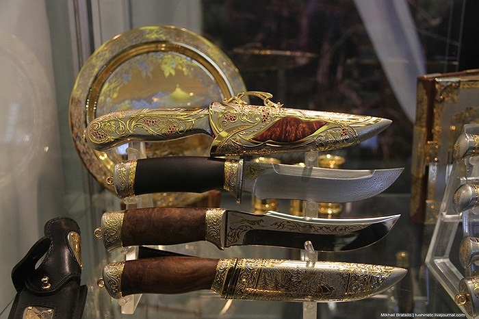 Những con dao găm được trạm trổ tuyệt đẹp tại triển lãm