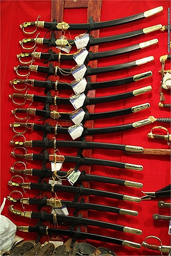 Kiếm, dao và các loại vũ khí rèn tay được đem tới triển lãm ở Matxcơva