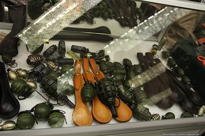 Một số món quà lưu niệm được tạo hình giống lựu đạn