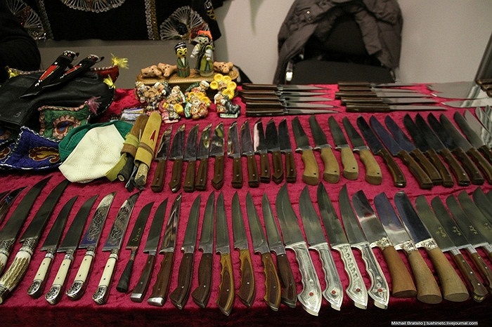 Một gian hàng trưng bày dao của thợ rèn