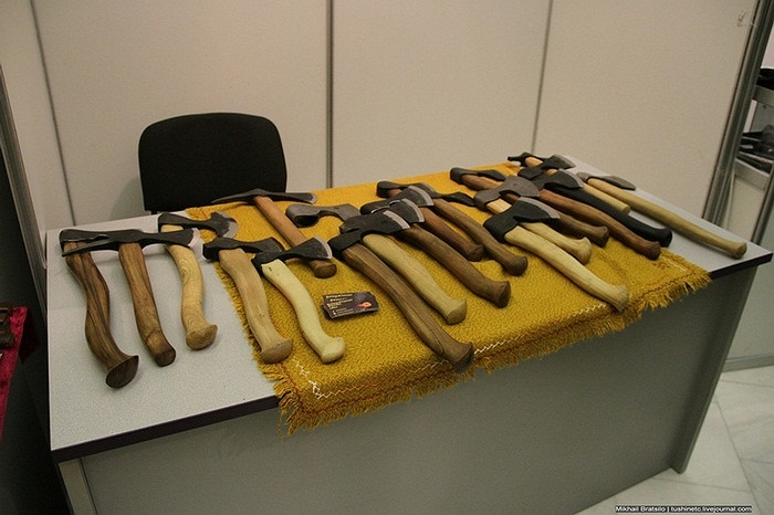 Các loại búa, rìu cũng được đem đến triển lãm