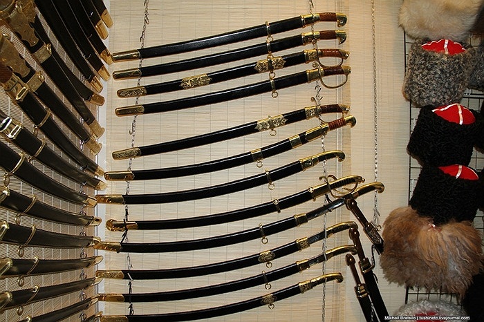 Kiếm, dao và các loại vũ khí rèn tay được đem tới triển lãm ở Matxcơva