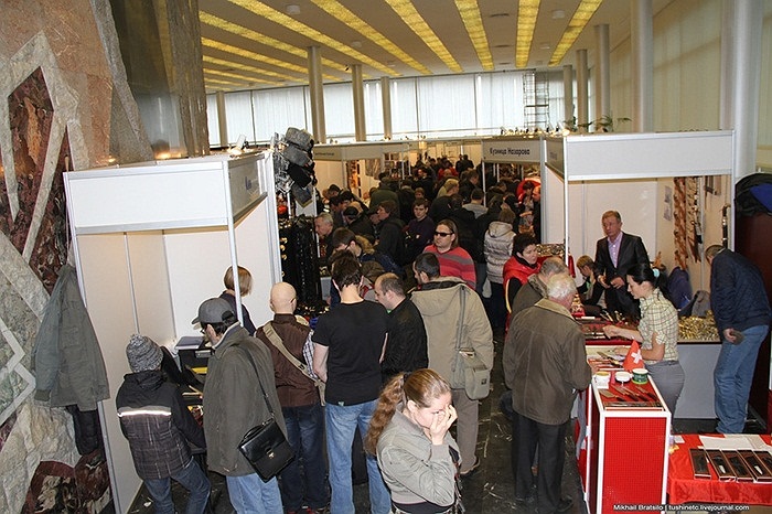 Khách hàng chen chân tham quan triển lãm