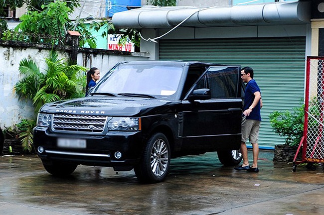 Hà Tăng được chồng tháp tùng bằng chiếc Range Rover có giá khoảng 4 tỷ,