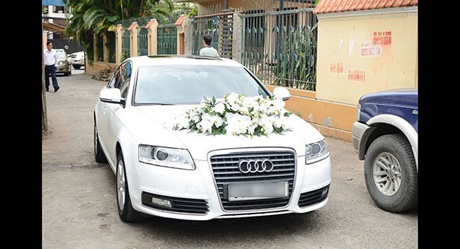 Trong tiệc cưới của Tăng Thanh Hà, dàn xe sang xuất hiện.