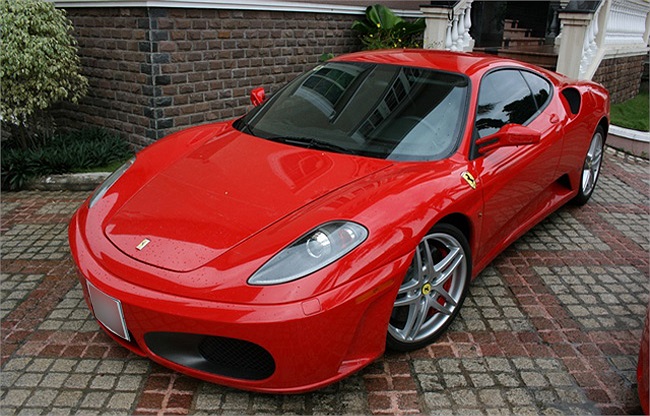 Trong biệt thự của Cường đô la tại Sài Gòn lúc nào cũng có mặt đầy đủ các thương hiệu xe lớn nhất thế giới như Ferrari, Rolls Royce, Lamborghini...