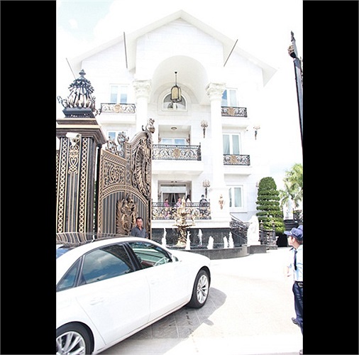 Bộ sưu tập xế sang và biệt thự nhà chồng Hà Tăng đã từng là tâm điểm chú ý của dư luận trong tiệc cưới của hai người.