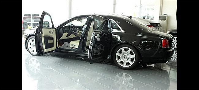 Chia sẻ về những chiếc xế sang trong nhà mình, doanh nhân Thủy Tiên – mẹ chồng Hà Tăng – tự hào: 'Chồng tôi có sở thích sưu tập xe hơi'. Đó là 3 xe Rolls-Royce phiên bản khác nhau, một chiếc Bentley và thêm một chiếc thuộc dòng SUV hạng sang.