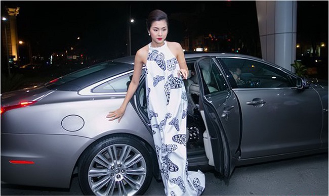 Trong một sự kiện thời trang, Tăng Thanh Hà dùng lại xe cũ. Đó là chiếc Jaguar XJL mà cô không ít lần tự mình sử dụng khi đi cà phê với bạn bè hay gặp gỡ đối tác…