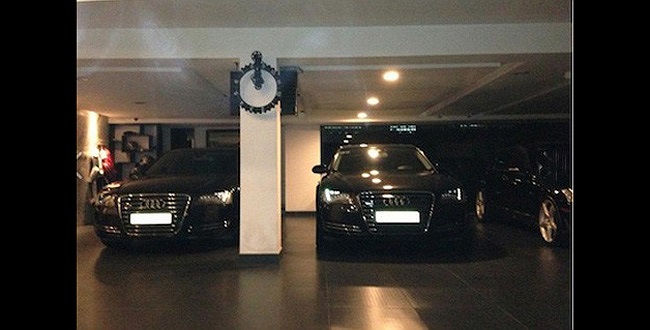 Cách đây không lâu, Cường Đô la từng gây xôn xao khi khoe ảnh xe đôi với vợ trên trang cá nhân. Bộ đôi xế sang Audi A8 này có tổng giá trị lên tới 8 tỷ đồng.