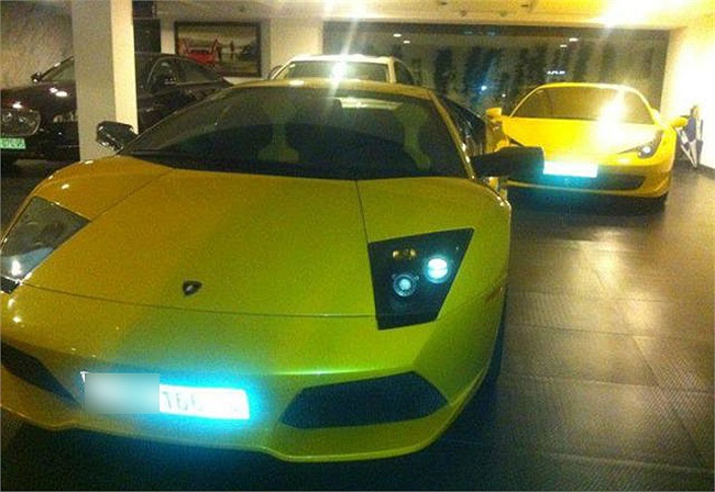 Lamborghini Murcielago màu vàng và đằng sau là Ferrari 458 italia màu vàng, Jaguar XJL của vợ, Rolls-Royce Ghost của Cường Đô La dùng khi cả gia đình lướt phố. 