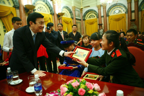 Các em học sinh, sinh viên dân tộc miền núi xúc động nhận món quà động viên từ Chủ tịch nước Trương Tấn Sang 