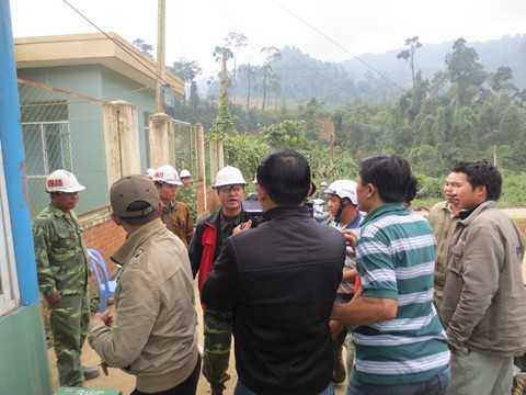 Các tiểu thương và công nhân công ty Quảng An đến nhà máy khai thác vàng Đắk Sa hôm qua (26/12). Bài viết: http://news.zing.vn/Chu-tich-thi-tran-xin-tu-chuc-de-di-doi-no-cong-ty-vang-post380879.html#category_featured.noibat Nguồn Zing News