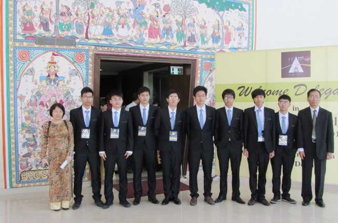 Thầy Nguyễn Thế Khôi cùng học trò tại Ấn Độ năm 2012.