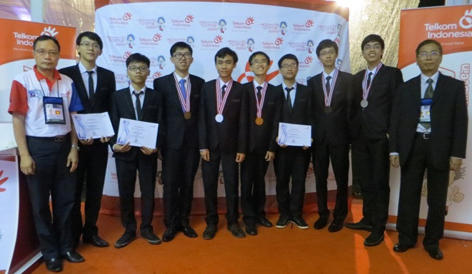 Cùng những chàng trai vàng Vật lý tại Indonesia năm 2013.