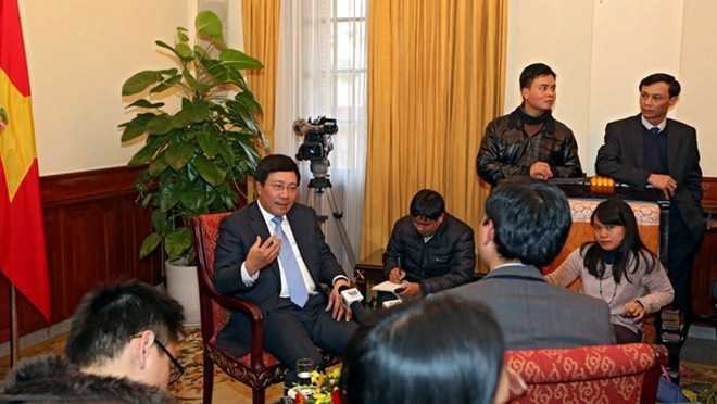 Phó thủ tướng-Bộ trưởng Ngoại giao Phạm Bình Minh trả lời phỏng vấn một số cơ quan báo chí VN ngày 31/12/2013 tại trụ sở Bộ Ngoại giao.