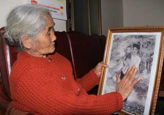 Người mẹ già thỉnh thoảng lại giở ảnh con thuở nhỏ ra lau