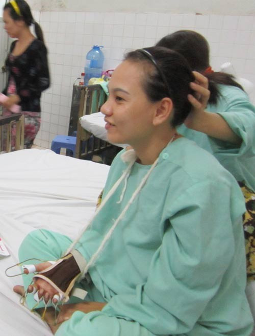 Cô gái bị giang hồ chặt tay cướp xe SH giờ ra sao?