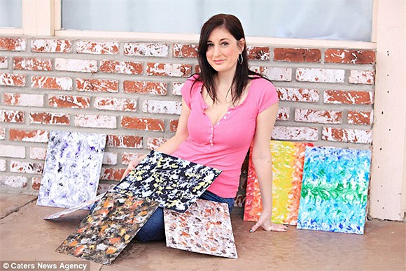 Marcey Hawk, sống tại California không chỉ tự hào vì bộ ngực có kích thước 'khủng' mà còn vì nó là công cụ giúp cô sáng tạo nghệ thuật.Cô họa sĩ đặc biệt này đã sử dụng ngực trần để vẽ nên những tác phẩm nghệ thuật vô cùng độc đáo.