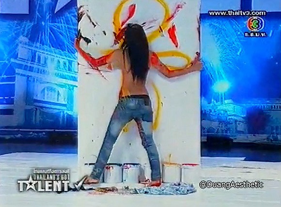 Marcey tặng một phần số tiền kiếm được từ những bức tranh đặc biệt này cho Susan G Komen Foundation – tổ chức chống lại căn bệnh ung thư vú.