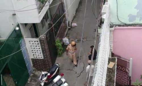 Clip cô gái trẻ quỳ lạy cảnh sát giao thông xôn xao dân mạng 