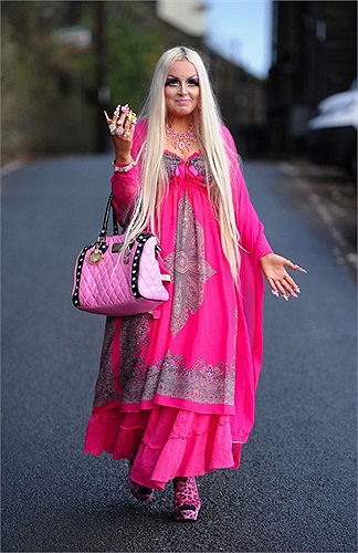 Tuy nhiên Lhouraii lại thường bị nhiều người nhìn chằm chằm và cười cợt khi xuống phố với hình dáng của một con búp bê. 