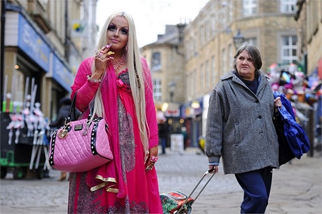 May mắn là bạn trai cô - Nathan Kent, 24 tuổi không có ý kiến gì về việc này. Nathan Kent chia sẻ, 'Tôi nghĩ sẽ tốt hơn nếu cô ấy không make up như vậy thường xuyên, nhưng không sao, miễn là cô ấy thấy vui'. 