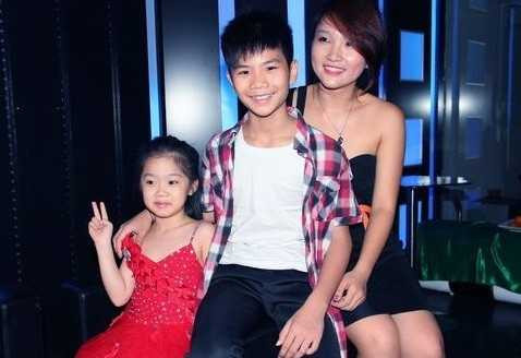 Quỳnh Trang chụp ảnh cùng hai học trò nhí Đăng Quân và Bảo Ngọc.