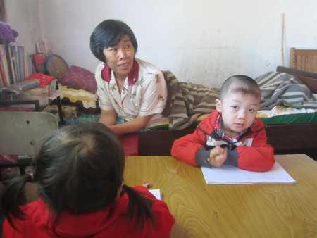 Cô giáo Hoa đang nằm dạy học.