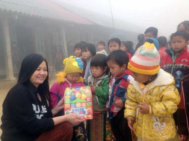  Cô Ninh Hạnh Quyên - Chủ tịch Công đoàn trường THPT chuyên Hà Nội - Amsterdam trao quà cho các em nhỏ vùng cao.