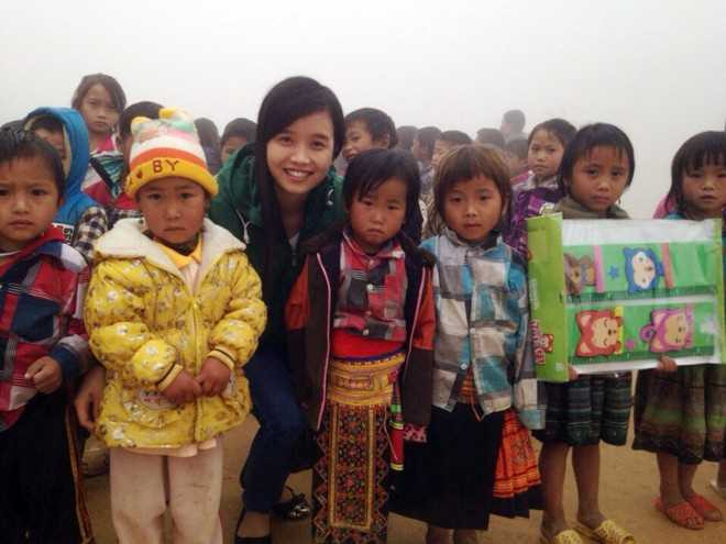 Cô Hà Thị Thúy và các học sinh điểm trường xã Háng Đồng.