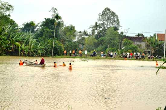 Gia đình và lực lượng công an, huyện đội Mộ Đức đã tìm kiếm từ sáng 16.11 đến nay, nhưng vì nước vẫn còn chảy siết nên vẫn chưa tìm được thi thể em Tâm.