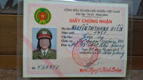  Thẻ ngành Công an của Nguyễn Thị Thanh H. đang được chị Hà giữ.