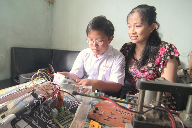 Nhà của Hảo đầy các linh kiện điện tử phục vụ cho sở thích của cậu bé.