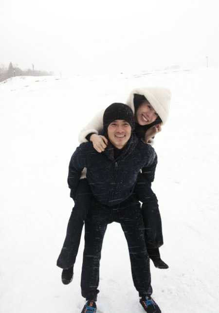 Công Vinh hôn Thủy Tiên giữa tuyết trắng