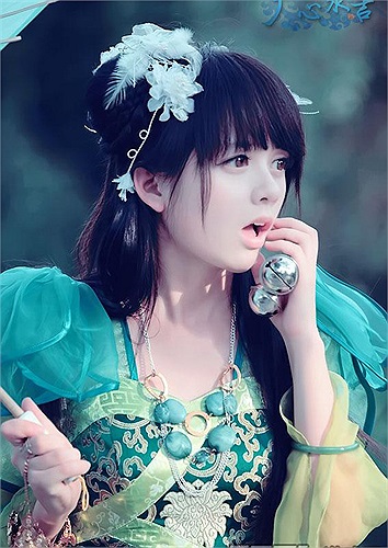 Cầu Hiểu Thần sinh ngày 19/9, đã tốt nghiệp trường ĐH Truyền thông Triết Giang