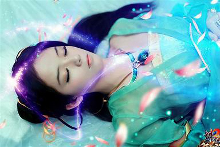 Ngoài việc hóa thân thành những nhân vật cos, Hiểu Thần còn tỏa sáng khi làm MC dẫn dắt nhiều chương trình truyền hình tại Trung Quốc 