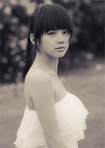 Tuy nhiên, khi nhìn những tấm hình đời thường, không ít người bất ngờ và so sánh nhan sắc thực với những bức ảnh cosplay đầy huyễn hoặc của Hiểu Thần